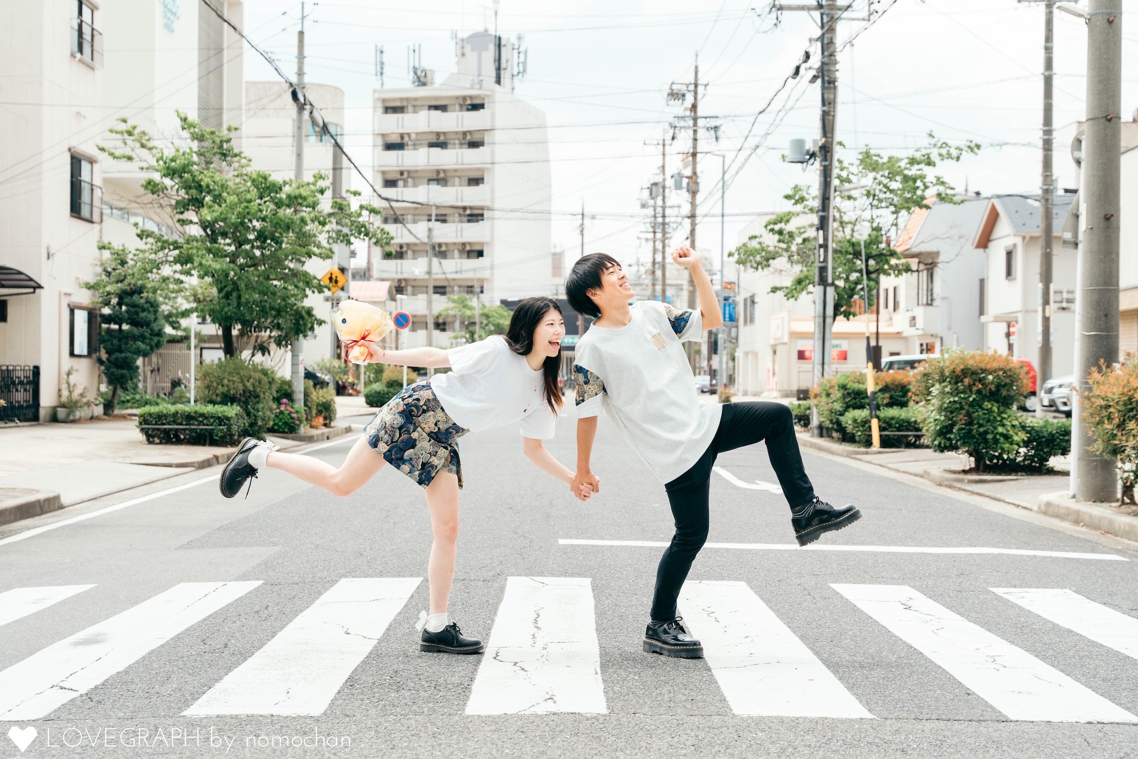 夫と横断歩道で楽しいポーズをする久住舞